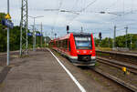 Der vareo 620 015 / 621 015 / 620 515, ein dreiteiliger Dieseltriebzug vom Typ ALSTOM Coradia LINT 81 der DB Regio NRW (VAREO), fährt am 26 Mai 2024 durchd en Bahnhof Köln Messe/Deutz.

Der LINT 81 wurde 2013 von ALSTOM Transport Deutschland GmbH (vormals LHB) in Salzgitter-Watenstedt unter der Fabriknummer 0001004081 015 gebaut. Beim Ahr-Hochwasser am 14.07.2021 wurde der Triebzug schwer beschädigt. Er besteht aus den Einheiten 95 80 0620 015-7 D-DB / 95 80 0621 015-6 D-DB / 95 80 0620 515-6 D-DB. 