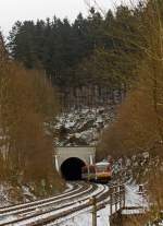 Der Dieseltriebzug 928 677-4 / 628 677-7 Daadetalbahn der Westerwaldbahn (WEBA) hat am 19.01.2013 gerade den Alsdorfertunnel verlassen.