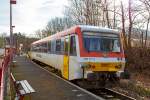   Der Dieseltriebzug 628 677-7 / 928 677-4 der Westerwaldbahn (WEBA) am 18.01.2015 beim Halt im Haltepunkt Alsdorf.