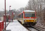   Der Dieseltriebzug 928 677-4 / 628 677-7 der Westerwaldbahn (WEBA) erreicht am 24.01.2015, bei leichtem Schneefall, den Haltepunkt Alsdorf.