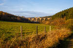  Ein Alstom Coradia LINT 27 der HLB (Hessische Landesbahn) fährt am 01.11.2017, als RB 95  Sieg-Dill.Bahn   Dillenburg - Siegen, über den Rudersdorfer Viadukt in Richtung Siegen.