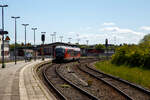 Der zweiteilige Siemens Desiro Classic (Dieseltriebzug) 642 053 / 642 553 (95 80 0642 053-2 D-DB / 95 80 0642 553-1 D-DB) der DB Regio Hanse Verkehr GmbH, hat am 15.05.2022 als RB 11 Tessin - Rostock