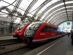 642 158 und 642 314 in der Halle des Bahnhofs Dresden Hbf am 20.04.2015.