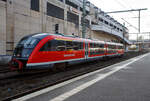 Der Dieseltriebzug 642 682 (95 80 0642 682-8 D-DB / 642 182 (95 80 0642 182-9 D-DB), ein Siemens Desiro Classic der Kurhessenbahn (gehört zur DB Regio AG), rangiert nun am 30 Dezember 2023 im Hauptbahnhof Siegen von der Abstellgruppe an den Bahnsteig um für die Rückfahrt nach Marburg a. d. Lahn bereit gestellt zu werden. Eigentlich ist samstags dieser als RB 94 „Obere Lahntalbahn“  von Marburg a.d. Lahn, via Biedenkopf, Bad Laasphe, Erndtebrück, Kreuztal und Siegen durchgebunden bis Betzdorf/Sieg. Aber bei Kirchen war/ist eine Brücke beschädigt, so endete und begann diese Linie an dem Tag im Hbf Siegen.

Der Desiro Classic wurde 2002 von Siemens in Uerdingen gebaut, der VT 642 182 unter der Fabriknummer 92908 und der VT 642 682 unter der Fabriknummer 92909.
