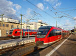 Der dreiteilige dieselmechanische TALENT 643 037/943 037/643 537 (95 80 0643 037-4 D-DB / 95 80 0943 037-1 D-DB / 95 80 0643 537-3 D-DB) der DB Regio f�hrt am 02.01.2019 als LangeNachtExpress (was auch immer es f�r eine Linie ist) durch den Bahnhof Limburg an der Lahn. 

Der dreiteilige Dieseltriebzug wurde 2000 von Bombardier in Aachen (ehemals Waggonfabrik Talbot) unter den Fabriknummern 191171 bis 191173 gebaut. Das Akronym TALENT steht dabei f�r Talbot leichter Nahverkehrs-Triebwagen.