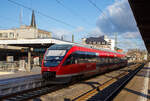 Der dieselmechanische TALENT 643 039/943 039/643 539 (95 80 0643 039-0 D-DB / 95 80 0943 039-7 D-DB / 95 80 0643 539-9 D-DB) der DB Regio steht am 02.01.2019 im Bahnhof Limburg an der Lahn, als RB 23 „Lahn-Eifel-Bahn“, zur Abfahrt nach Mayen bereit.

Der dreiteilige Dieseltriebzug wurde 2000 von Bombardier in Aachen (ehemals Waggonfabrik Talbot) unter den Fabriknummern 191177 bis 191179 gebaut. Das Akronym TALENT steht dabei f�r Talbot leichter Nahverkehrs-Triebwagen.

Als Baureihe 643 (Endwagen) und 943 (Mittelwagen) werden die dreiteiligen Bombardier Talent mit diesel-mechanischem Antrieb bezeichnet. Es gibt aber auch Zweiteiler (zwei Endwagen der BR 643) und Vierteiler (zwei Endwagen der BR 643 und zwei Mittelwagen der BR 943). Die Gelenke sind als Wagen�bergang �ber einem Jakobs-Drehgestell ausgef�hrt. Angetrieben sind immer nur die Drehgestelle an den Enden der Wagen. Au�er �ber den beiden (voneinander unabh�ngigen) Antriebseinheiten ist der Triebwagen durchg�ngig niederflurig ausgef�hrt. Die Fu�bodenh�he ist w�hlbar zwischen 590 mm, 800 mm oder 960 mm �ber Schienenoberkante im Niederflurteil und somit am Einstieg. Die Fahrzeuge der DB Regio haben Fu�bodenh�he im Niederflurteil von 590 mm. 

Diese Fahrzeuge weisen einen im Vergleich zu den Bombardier Talent mit dieselelektrischem Antrieb der Baureihe 644 einen h�heren Komfort auf. Dickere Polster sowie Armlehnen in der 2. Wagenklasse sind im Gegensatz zum 644 vorzufinden. Au�erdem ist der Innenraum anders aufgebaut, unter anderem besitzt der VT 643 ein kleineres Mehrzweckabteil. 

Technische Daten:
Spurweite: 1.435 mm (Normalspur)
Achsanordnung: B' 2' 2' B'
L�nge �ber Kupplung:   48.360 mm 
Fahrzeugbreite:  2.925 mm
Fahrzeugbodenh�he im Einstieg: 590 mm
T�ren pro Fahrzeugseite:  3
Sitzpl�tze:  141
Eigengewicht:  72,0 t 
Antriebsart:  dieselmechanisch
Motorleistung  2 x 315 kW
H�chstgeschwindigkeit  120 km/h
Beschleunigung  0,7 m/s�
Bremsverz�gerung  1,2 m/s�