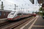 Der ICE 4 der BR 412.4 (dreizehnteilig) – Tz 9481 (seit Juli 2022 mit dem Taufnamen „Rheinland-Pfalz“ unterwegs) verl�sst am 31 Mai 2022, als ICE 615 von Hamburg-Altona nach M�nchen