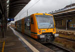 Der Stadler Regio-Shuttle RS1 – VT 650.74 (95 80 0650 074-7 D-DLB) RS1 der „oberpfalzbahn“ eine Marke der „Die L�nderbahn GmbH (DLB)“, hat am 17.04.2023, als RB 95