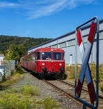 An diesem Wochenende war bundesweit an vielen Orten im Rahmen der  Europ�ische Mobilit�tswoche  der „Tag der Schiene 2023“ so auch in Siegen beim KSW Bahnhof Siegen-Eintracht war am 17.09.2023 Tag der offenen T�r, dazu reisten auch die Oberhessische Eisenbahnfreunde e. V. mit einer Schienenbus-Garnitur aus Gie�en an und t�tigten zudem zwei Pendelfahrten von Siegen nach Betzdorf (Sieg) und zur�ck.

Hier erreicht die vierteilige Schienenbus-Garnitur der Oberhessische Eisenbahnfreunde e. V. Gie�en den KSW Bahnhof Siegen-Eintracht, nach der ersten Pendelfahrt. 

Die Komposition bestand aus dem:
• Ehemaligen Betzdorfer Schienenbus Steuerwagen VS 996 677-1 (95 80 0 996 677-0 D-OEF), ex DB 998 677-9, ex DB VS 98 077. Gebaut 1959 von der Waggonfabrik Uerdingen AG in Krefeld-Uerdingen unter der Fabriknummer 66518.
• Schienenbus Triebwagen VT 798 589-8 (95 80 0 798 589-7 D-OEF), ex DB VT 98 9589.  Gebaut 1956 von der Waggon- und Maschinenbau GmbH in Donauw�rth (WMD) unter der Fabriknummer 1225.
• Schienenbus Beiwagen VB 996 310-9 (95 80 0996 310-8 D-OEF), ex DB 998 310-7, ex VB 98 2310. Gebaut 1962 von der Waggonfabrik J. Rathgeber AG in M�nchen unter der Fabriknummer 20302/25.
• Schienenbus Triebwagen VT 798 829-8 (95 80 0798 829-7 D-OEF), ex DB VT 98 9829. Gebaut 1962 von der Maschinenfabrik Augsburg-N�rnberg AG (MAN) unter der Fabriknummer 146611.

So waren in dieser Schienenbus-Garnitur auch alle vier Hersteller vertreten.