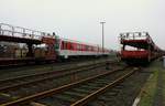Angeh�ngt an einen SyltShuttle kommt die neuste bahnbrechende Errungenschaft der Deutschen Bahn, ein modernisierter 628 , hier der 0628/0928 512  Kampen  nach Nieb�ll gefahren.
