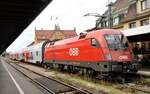 ÖBB 1016 008 mit City Shuttle  Wiesel  in Lindau Insel am 29.07.2022.