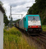 Die an die LINEAS Group NV/SA vermietete E 186 209 (91 88 7186 209-3 B-ATLU) der Alpha Trains Belgium NV/SA, ex Cobra 2817, f�hrt am 01 Juli 2024 mit einem langen gemischten G�terzug durch