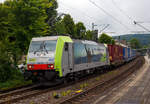 Die BLS Cargo 502, Re 486 502-8/E 486 502 SF  The Alpinists in Europa  (91 85 4486 502-8CH-BLSC) f�hrt am 07 Juli 2025 mit einem HUPAC KLV-Zug durch Kirchen (Sieg) in Richtung K�ln.

Nochmals einen lieben Gru� an den netten Lokf�hrer zur�ck.

Die TRAXX F140 MS wurde 2008 von Bombardier in Kassel unter der Fabriknummer 34401 gebaut und an die BLS Cargo AG (Bern) geliefert. Die Loks sind nur f�r die Schweiz, Deutschland, �sterreich und Italien zugelassen.

Der Erfolg im G�terverkehr veranlasste die BLS zehn weitere TRAXX zu bestellen im Gegensatz zur ersten Serie TRAXX F140 AC1 mit der Bezeichnung Re 485 001 bis 485 020, die nur unter Wechselstrom fahren k�nnen, k�nnen die TRAXX F140 MS Re 486 501 bis 486 510 auch unter 3.000 Volt Gleichstrom eingesetzt werden. Bombardier hatte seit der ersten Lieferung Verbesserungen vorgenommen. Dabei wurde der Lokomotivkasten optimiert und die Traktionsausr�stung mit moderneren Komponenten versehen. Eine Nachbeschaffung w�re noch m�glich gewesen, h�tte aber dazu gef�hrt, dass die Lokomotiven nicht auf dem neuesten Stand waren und nicht unter der Gleichstromfahrleitung eingesetzt werden konnten. Die eingebauten Zugbeeinflussungssysteme erlauben den Einsatz in Deutschland, �sterreich, der Schweiz und Italien (DACHI). Anf�nglich waren die Lokomotiven in der Schweiz nur f�r den Einsatz auf Strecken mit konventioneller Zugbeinflussung und nicht auf ETCS Level 2 Strecken zugelassen. Die Re 486 k�nnen unter sich und mit den Re 485 und Lokomotiven der Baureihe 185/186 in Vielfachsteuerung eingesetzt werden. Mittlerweile nach Umbauten durch die BLS, k�nnen die Loks nun auch mit Re 465, sowie mit Siemens Vectron der BR 193 bzw. Re 475 in Mehrfachtraktion gefahren werden.

TECHNISCHE DATEN:
Spurweite: 1.435 mm (Normalspur)
Achsformel: Bo’Bo’
L�nge �ber Puffer: 18.900 mm
H�he: 4.385 mm
Breite: 2.978 mm
Drehzapfenabstand: 10.400 mm
Achsabstand im Drehgestell: 2.600 mm
Dienstmasse: 85 t
H�chstgeschwindigkeit:  140 km/h
Dauerleistung: 5.600 kW
Dauerzugkraft: 300 kN
Treibraddurchmesser: 1.250 mm
Stromsysteme: 15 kV 16,7 Hz, 25 kV 50 Hz Wechselstrom sowie 3 kV und 1,5 kV Gleichstrom
Antrieb: Tatzlager