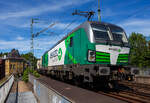 Die �sterreichische Weco Rail / Wenzel Logistics SIEMENS Vectron AC 1193 900 (91 81 1193 900-8 A-WENA) der Weco Rail GmbH, Wien (ex Walser Eisenbahn GmbH) f�hrt am 28 Mai 2025, mit einem KLV-Ganzzug der �sterreichischen Wenzel Logistics GmbH (Werndorf), durch Kirchen/Sieg in Richtung K�ln. Hier auf der Br�cke �ber die Sieg und die Jungenthaler Stra�e. 

Die SIEMENS Vectron AC wurde 2022 Siemens in M�nchen-Allach unter der Fabriknummer 23014 gebaut und an die damalige WEG - Walser Eisenbahn GmbH geliefert. Im April 2023 wurde die Walser Eisenbahn GmbH in Weco Rail GmbH umfirmiert. Zudem gab man die Partnerschaft mit der Wenzel Logistics GmbH bekannt, die mit zwei eigenen Siemens Vectron Lokomotiven agiert.

Diese Vectron Lokomotive ist als AC – Lokomotive (Wechselstrom-Variante) mit 6.400 kW Leistung und f�r eine H�chstgeschwindigkeit von 200 km/h konzipiert. Sie wurde in der Vectron Variante AC B14 ausgef�hrt und hat so die Zulassungen f�r Deutschland, �sterreich, Ungarn, Tschechien, Slowakei, Rum�nien und Bulgarien (D / A / H / CZ / SK / RO / BG). So besitzt die Variante AC B14 folgende Zugsicherungssysteme:
ETCS BaseLine 3, sowie f�r
Deutschland (PZB90 / LZB80 (CIR-ELKE I))
�sterreich (ETCS Level 1 mit Euroloop, ETCS Level 2, PZB90 / LZB80)
Ungarn (ETCS Level 1, EVM (Mirel))
Tschechien und Slowakei (LS (Mirel))
Rum�nien und Bulgarien (PZB90)