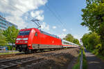   Der IC 2004   Schwarzwald  (Konstanz - Koblenz - Köln - Emden Hbf) fährt am 30.04.2019, im Sandwich mit der Zuglok 101 033-9 und der Schublok 101 012-3 durch Bonn-Gronau (nähe dem Bf