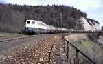 110 366-2 mit Kesselwagenzug auf dem M�hltalfelsendamm der Geislinger Steige am 23.04.1982.