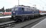 110 228-4 mit einem IC-Wagen; dahinter kommt ein IR-Wagen auf dem Durchgangsgleis in Ulm am 06.07.1999.