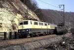 111 036-0 mit D-Zug und 193 013-0 gibt Schubhilfe f�r G�terzug auf der Geislinger Steige am 27.03.1982.