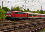 Die 111 112-9 (91 80 6111 112-9 D-DB) der DB Regio NRW ist mit fünf n-Wagen (ex Silberlinge), als Verstärkerzug für dem RE 9 - Rhein-Sieg-Express, am 14 Juli 2013 beim Hbf Siegen