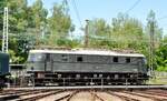 E 18 08 auf der Drehscheibe im Bahnpark Augsburg am 26.06.2022.