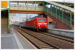Mit 60 Minuten Versp�tung rauscht nun die 120 108-6 mit dem IC 2371 (Hamburg-Altona - Hannover Hbf - Frankfurt(Main) Hbf - Karlsruhe Hbf), am 23.12.2013, in den Bahnhof Gie�en.