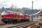   Die 140 003-5 (ex DB E 40 003) hat die schadhafte 225 094-2 (ex DB 215 094-4) am Haken und schleppt sie nun von Siegen in Richtung Köln.