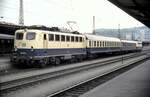 140 598-4 mit Nahverkehrswagen und 111 im Schlepp in Ulm im Mai 1994.