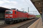   DB 143 814-2 (ex DR 243 814-1) mit der RB 30 (Zwickau Hbf - Chemnitz Hbf - Dresden Hbf) am 26.08.2013 beim Halt im Bahnhof Freiberg (Sachsen).