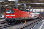 Die 143 122-0 (ex DR 243 122-9) der DB Regio steht am 25.08.2013 mit einem Nahverkehrszug (S-Bahn Dresden) im Hauptbahnhof Chemnitz.