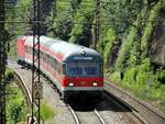 Steuerwagen Bauart Karlsuhe au der Geislinger Steige;es schiebt eine 143, am 12.06.2012.