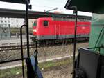 143 875-3 S1 von der Plattform des Dmpfzuges der Lößnitztalbahn in Radebeul Ost am 12.04.2016.