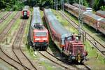 364 858-1 stellt einen Nahverkehrszug mit 143 am anderen Ende in Ulm bereit.