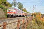 Steuerwagen und n-Wagen geschoben von 143 899-3 in Ulm am 18.10.2012.