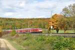 146 213-4 mit Doppelstockwagen bei Urspring am 17.10.2012.