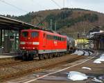 Die 151 043-7 der DB Schenker Rail rauscht mit einem gemischten G�terzug am 16.03.2013 durch den Bahnhof Betzdorf/Sieg in Richtung K�ln.