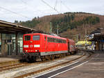   Die 151 043-7  (91 80 6151 043-7 D-DB) der DB Cargo Deutschland AG fährt am 25.02.2017 mit einem gemischtem Güterzug durch den Bahnhof Betzdorf (Sieg) in Richtung Köln.