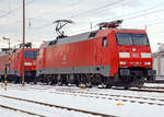 Die 152 0081-6 (91 80 6152 081-6 D-DB) der DB Cargo Deutschland AG fährt am 28.01.2017 in Kreuztal vom Abstellbereich nun zum Güterbahnhof, um dort einen Coil-Güterzug zu