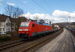 Die 152 146-7 (91 80 6152 146-7 D-DB) der DB Cargo Deutschland AG, f�hrt am 19.03.2021 mit einem fast leeren Container-Zug durch den Bahnhof Kirchen (Sieg) in Richtung K�ln.