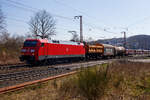 Die 152 005-5 (91 80 6152 005-5 D-DB) der DB Cargo AG fährt am 12 April 2025 mit einem gemischten Güterzug durch Rudersdorf (Kr.