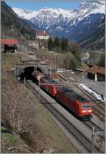 Zwei DB 185 auf der Fahrt Richtung Norden erreichen den Bahnhof Wassen.