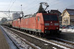 SBB/DB: 185 104-7 und 185 103-9 mit einem langen Ölzug bei der Bahnhofsdurchfahrt Grenchen-Süd am 27.