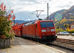 Die derzeitige Geislinger Schublok, die 185 175-7 (91 80 6185 175-7 D-DB) der DB Cargo AG, leistet am 26.10.2021 in Geislingen (Steige) der DB Cargo 185 363-9 mit ihrem Kalkzug (gedeckte