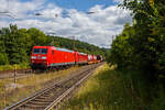 Die 185 151-8 (91 80 6185 151-8 D-DB) der DB Cargo AG fährt am 11 Juli 2025 mit der kalten 187 142-5 (91 80 6187 142-5 D-DB) und einem gemischten Güterzug durch Rudersdorf (Kr.