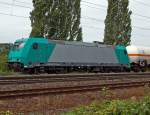 Die 185 613-7 (Eine Leasinglok Registriert auf die Royal Bank of Scotland Asset Finance) mit einem gemischten G�terzug, f�hrt 11.08.2011 auf der rechten Rheinstrecke Richtung S�den, hier kurz vor 