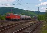 Die 185 274-8 (eine Bombardier TRAXX F140 AC 2) der DB Schenker Rail zieht am 08.06.2013 einen gemischten G�terzug durch Betzdorf (Sieg) in Richtung K�ln.