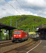 Die 185 370-7 (eine Bombardier TRAXX F140 AC 2) der DB Schenker Rail zieht am 28.03.2013 einen gemischten G�terzug durch den Bahnhof Betzdorf (Sieg) in Richtung K�ln.