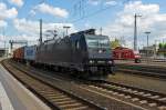   Die schwarze MRCE Dispolok 185 574-1 zieht einen Containerzug am 03.05.2014 durch den Bahnhof Gießen in Richtung Frankfurt am Main.