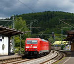   Die 185 227-6 (91 80 6185 227-6 D-DB) der DB Cargo Deutschland AG fährt am 15.07.2017 mit einem gem.