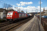 Die DB Cargo 185 273-0 (91 80 6185 273-0 D-DB), mit Werbung „Impulsgeber, DB-Mitarbeiter für DB-Mitarbeiter“, fährt am 19.03.2021 mit einem gemischten Güterzug durch den