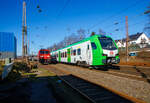 Während links auf dem Stumpfgleis die 185 359-7 der DB Cargo AG wartet, rauscht rechts der für die DB Regio AG – NRW fahrende dreiteilige Stadler FLIRT 3 XL 3427 015 (94 80 3427 015-7